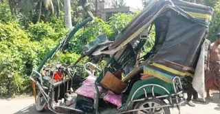 খুলনার ডুমুরিয়ায় ইজিবাইকে ট্রাকের ধাক্কা: তিনজনের প্রাণহানি